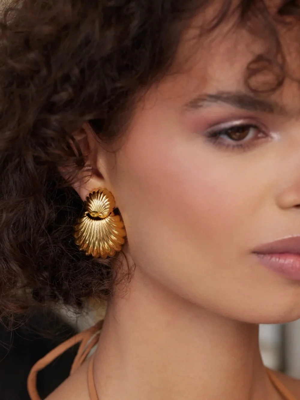 Kenneth Jay Lane GOLD SEASHELL CLIP EARRINGS - Picture 1 of 7